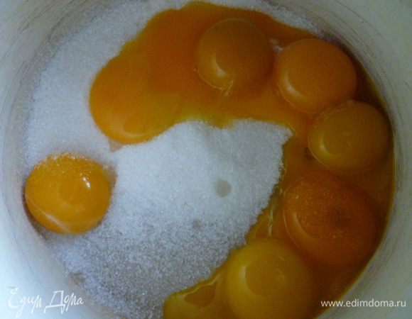 Итак, я всегда делаю двойную порцию мороженого.
Желтки соединить с сахаром и ванильным сахаром.