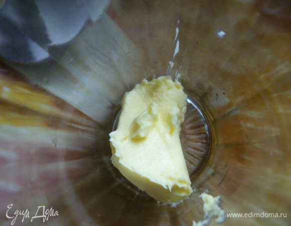 В стакан кладем сливочное масло. От 25 до 50 грамм..
Можно исключить совсем. Что последнее время я и делаю, так как мне нельзя сливочное масло.