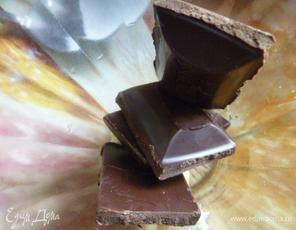 Сверху шоколад.