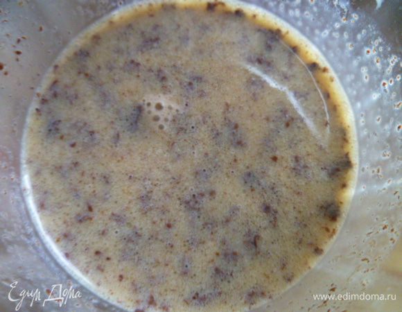 Залить 100 мл молока, нагреваем до полного растворения шоколада и масла.
Если у вас нет домашнего молока, то можно взять обычное молоко и сливки жидкие 1:1.