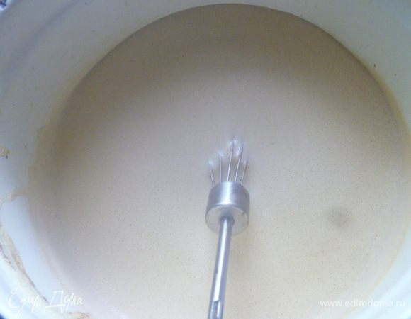 Добавляем остальное горячее молоко и ставим на маленький огонь.
Прогреваем до загустения минут 5. Не кипятить!
Снять с огня и сразу поставить в миску с холодной водой. Остудить до комнатной температуры, затем поставить на 1 час в холодильник.