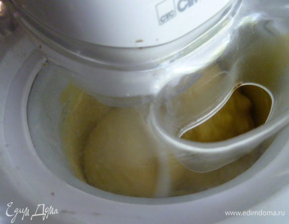 Затем на 30 минут в мороженицу.
Мороженицу лучше всего держать заранее в морозилке при температуре ниже -18 градусов. Я включаю - 23.
Также можно делать мороженое в контейнере, но тогда замораживать 4-5 часов, несколько раз за это время перемешивая.