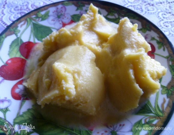 Именно поэтому мне так сложно оказалось его красиво подать и красиво сфотографировать... И еще, у меня нет красивой ложечки для мороженого...