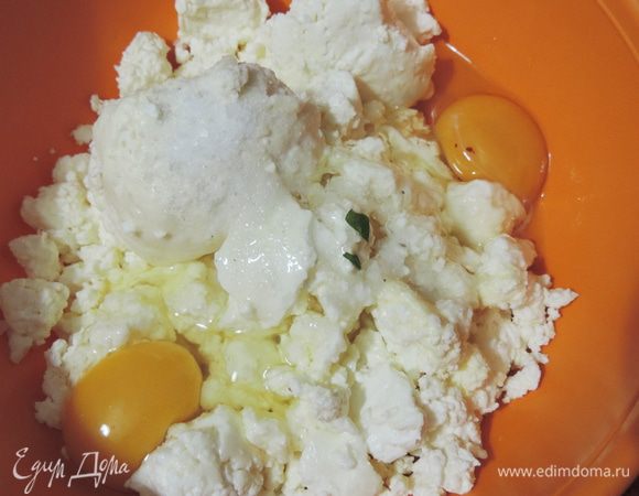Тем временем растираем творог с 2 яйцами, добавляем еще и один белок, желток используем для смазывания пирога. Я это делаю просто вилкой. Можете воспользоваться блендером. Все зависит от мягкости творога и ваших вкусовых предпочтений.