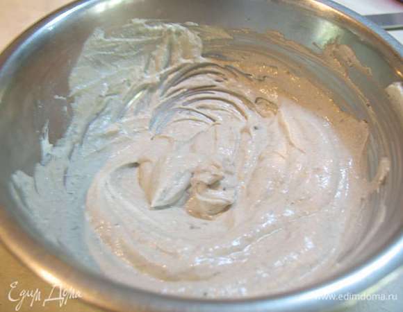 Маскарпоновый мусс с маслинами. Блендером маскарпоне перетереть с маслинами. Взбить сливки. Отдельно взбить маскарпоне с маслинами. Аккуратно соединить маскарпоне со взбитыми сливками. 