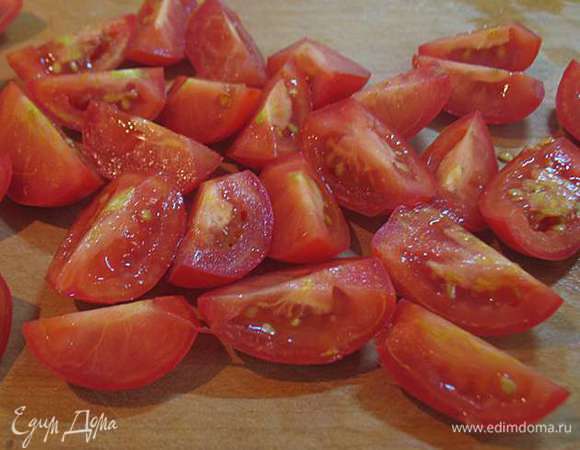 Помидоры черри разрезать на 4 части. По желанию снять кожицу. 