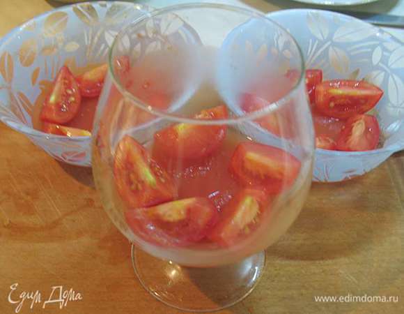 Собираем. Достаем бокал (салатницу) из холодильника. Кладем порезанные помидоры. 