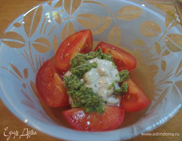На помидоры кладем немного соуса песто. Мусс помещаем в кондитерский мешок и выкладываем его сверху на помидоры, поливая ее немного соусом песто. 
