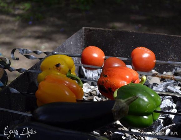 Итак:)  все что ускользает - если это баклажаны, кабачки, перец сладкий, чили,  сельдерей, морковь разрезаем (кому как удобно, мне нравится на длинные сегменты для гриля резать) , сбрызгиваем маслом приправляем солью, перцем и ароматными травками и жарим на сухом гриле до очень черных полосок. Гриль может быть в виде сковородки с полосками, домашний гриль или открытый огонь (что вообще круто), можно вообще на шампурах (как на фото) ну конечно тогда целиком.