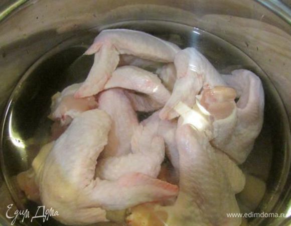 Куриные крылья вымыть, положить в кастрюлю с 2 л воды и довести до кипения. Снять пену, приправить солью и варить на среднем огне под неплотно закрытой крышкой 1 час. Шумовкой переложить крылья в миску и использовать для приготовления других блюд (например, для салата). Бульон процедить.
