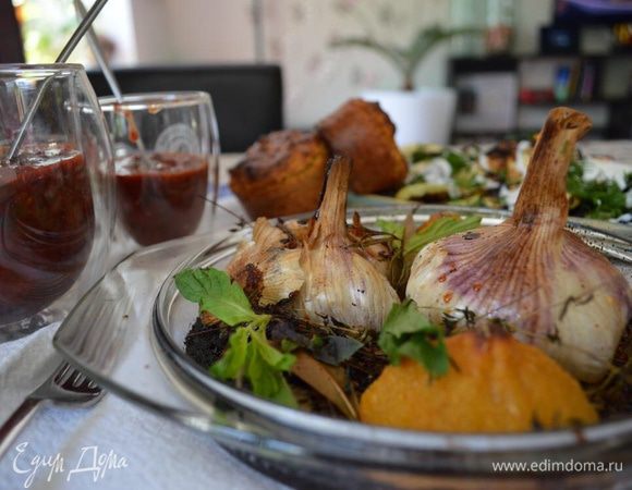 А помидоры, лук,  чеснок томим в духовке, как это описано в рецептах по вышеуказанным ссылкам. Я например готовлю завтрак , вижу "начинающих грустнеть" овощи и пока делаю утренние дела пеку их на гриле, убираю в контейнер и до новых встреч как говориться :) вечером можно перцы например тоже не на гриле, а в духовке запечь - это неважно. И так 2-3-4 дня. Необязательно подряд . 