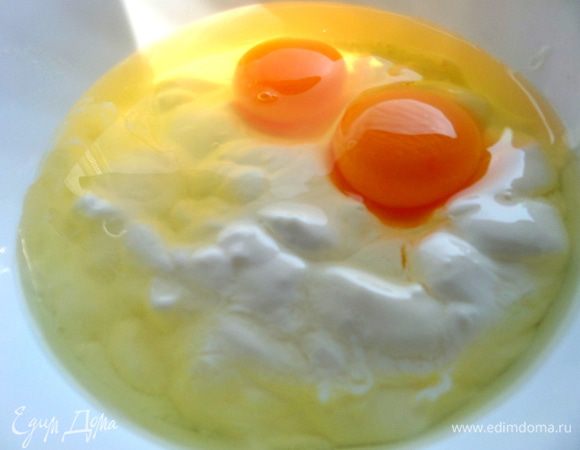 Сметану смешать с яйцами.