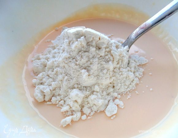 Добавим муку с разрыхлителем.