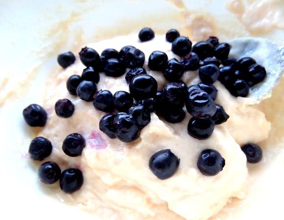 И только теперь добавим чистые просушенные ягоды, легонько перемешиваем.