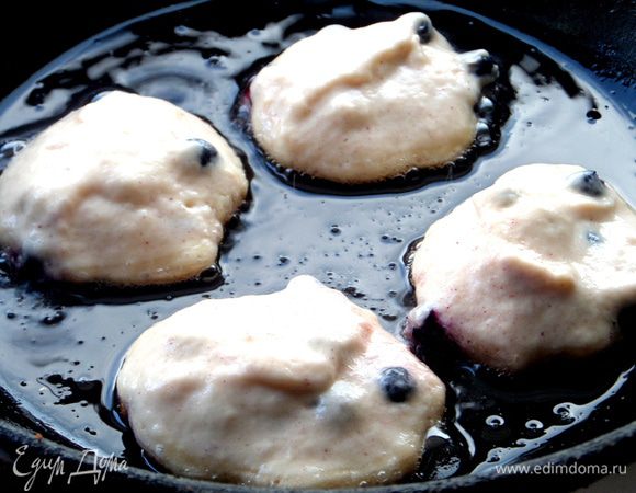 Жарим по столовой ложке теста на масле.