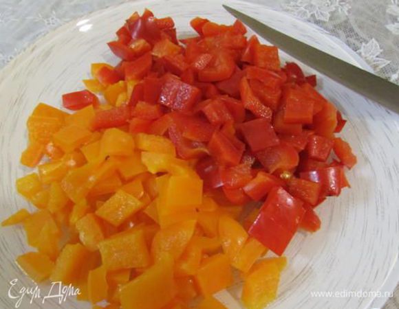 Нарезать перцы небольшими кубиками. 