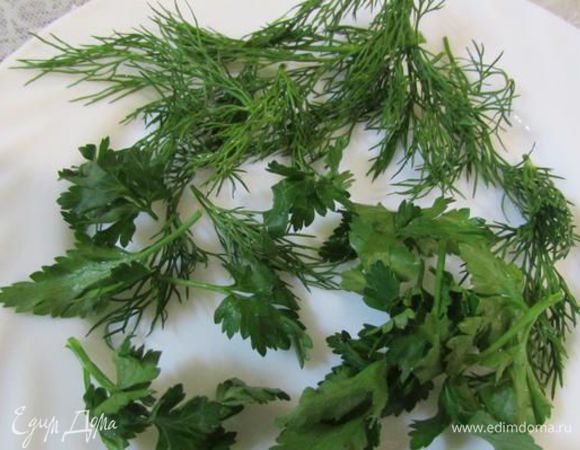 Зелень вымыть, обсушить и разобрать на небольшие веточки. 