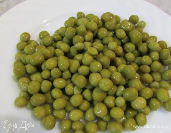 Горошек отбросить на дуршлаг, слить воду.