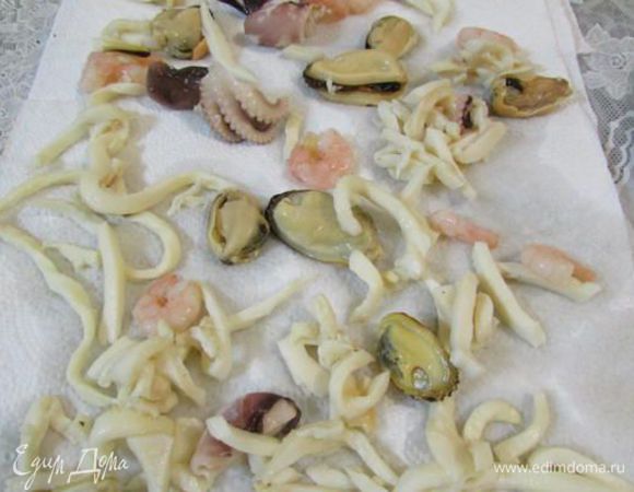 Морской коктейль выложить на бумажные салфетки и дать обсохнуть.