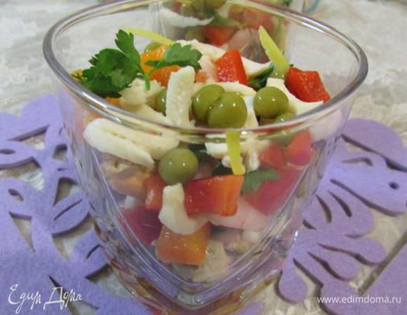 Разложить по высоким бокалам коктейль, кубики перцев, горошек, лимонную цедру и зелень. 