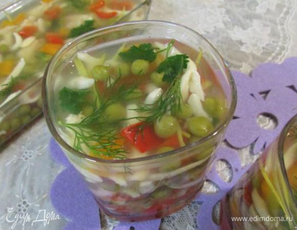 Влить куриный бульон, дать остыть до комнатной температуры, затем поставить в холодильник до полного застывания. 