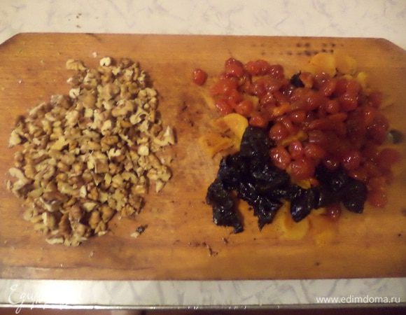 Сухофрукты ( у меня чернослив, курага и сушёная вишня ) залить кипятком, оставить на 20 минут. Сухофрукты нарезать кубиками. Орехи крупно порубить. Белки взбить с сахаром в пену.