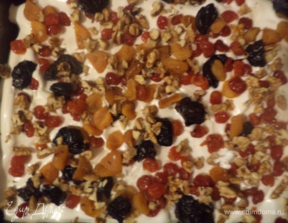 Температуру в духовке увеличить до 200 градусов.
Подпечённый корж смазать взбитыми белками, сверху выложить орехи и сухофрукты, выпекать до подрумянивания белков.