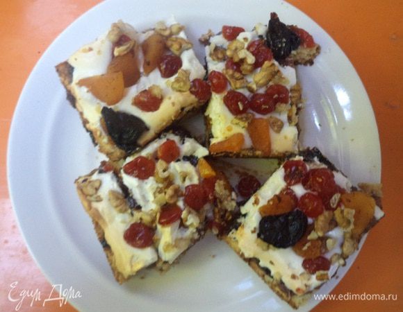 Корж охладить, нарезать квадратиками.
Получилось ОЧЕНЬ ВКУСНО!!! Угощайтесь!!!