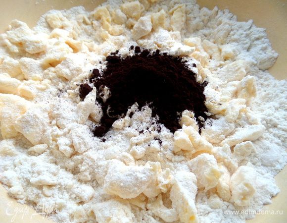 У меня какао очень насыщенное, поэтому хватило 2 ч.л., но можно и больше.