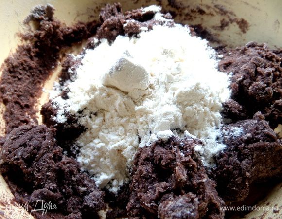 Подсыпаем остальную муку, столько, чтобы тесто не липло к рукам.