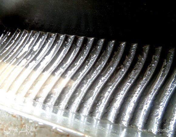 Берём силиконовую форму (10 см на 23 см) и смазываем маслом.