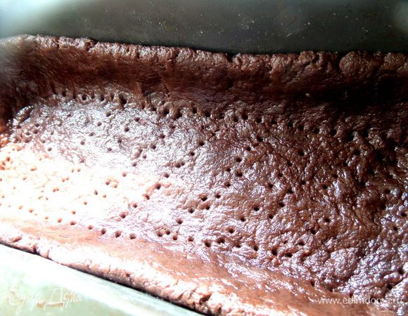 Растягиваем тесто в прямоугольник и разминаем его по форме с бортиками. Накалываем дно вилкой. Ставим в холодильник минут на 20.