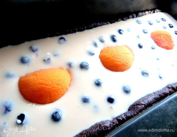 Абрикосины разрезать пополам и положить сверху для красоты)))