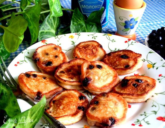 Оставшуюся начинку я использовала сразу на вкусные оладьи: http://www.edimdoma.ru/retsepty/68189-oladi-so-svezhey-chernikoy-na-smetane