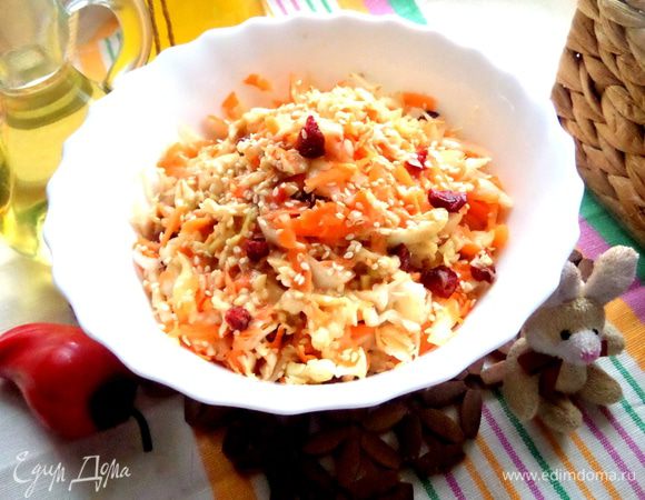 А ещё я недавно делала вкуснейший салатик из молодой капусты от Яночки: http://www.edimdoma.ru/retsepty/67729-aziatskiy-salat-s-kapustoy Спасибо ей за идею добавить в салат вяленую клюкву, её там как раз не хватало для "изюминки")))