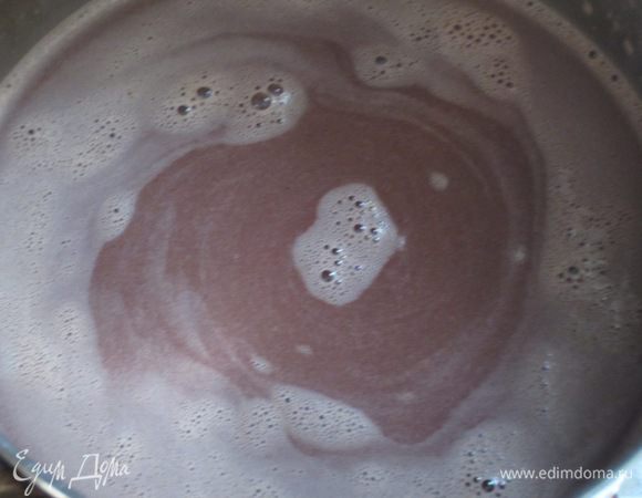 В кастрюлю налить молоко и сливки,поставить на слабый огонь и нагреть,не доводя до кипения.Снять с огня,добавить поломанный кусочками шоколад и хорошо перемешать до полного растворения шоколада.Остудить.