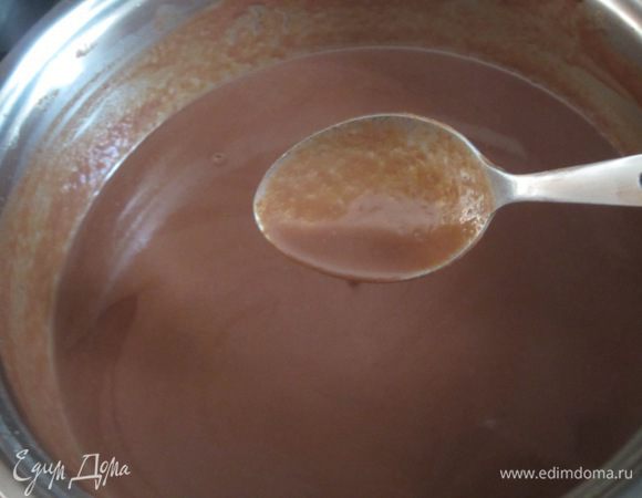 Перелить массу в кастрюлю и поставить на слабый огонь.Bарить до загустения массы (масса должна обволакивать ложку). 