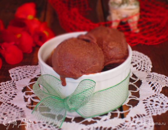 Переложить массу в мороженицу и готовить согласно инструкции.Если у вас нет мороженицы,то поместить контейнер в морозильную камеру на 40 минут.Перемешать массу и поставить в морозильную камеру на 6-8 часов.Перемешать мороженое несколько раз,чтобы оно замёрзло равномерно.Приятного аппетита:))