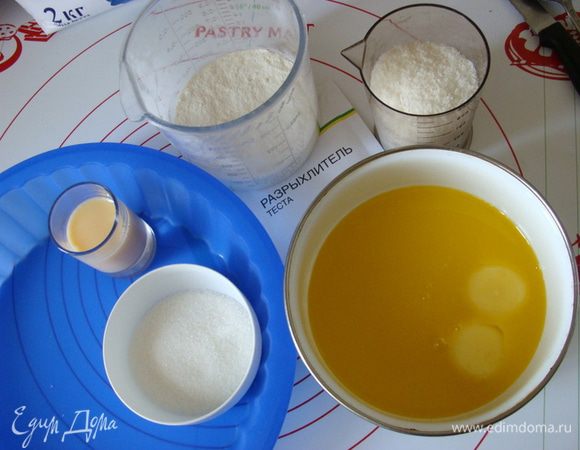 Подготовить продукты и форму для коржа. У меня форма 24 см. Корж выпекается в микроволновке, учтите это при выборе формы!
 Ликер можно заменить молоком!
 Мало растопить, остудить и взбить миксером вместе с яйцами, ликером и сахаром.Добавить кокосовую стружку, муку и разрыхлитель. Взбить заново до однородной массы.