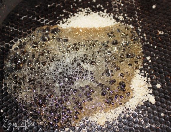 Для начала займемся грушами и орехами. Груши я брала средние по размеру и сладкие. 
На сковороде растопим коричневый сахар с лимонным соком.