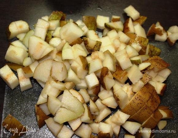 Груши нарежем произвольными кусочками.