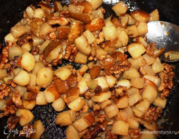 Выложим на сковороду груши с орехами и обжарим до мягкости и полного испарения жидкости, периодически помешивая смесь.
Здесь хочу отметить, что, если хотите, чтобы в мороженом попадались крупные кусочки карамелизированных хрустящих орехов, тогда необходимо готовить их отдельно от груш.