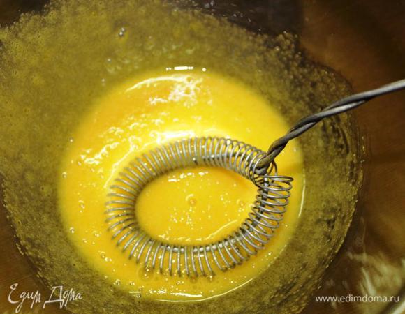 Следующим шагом готовим сливочную смесь.
Взобьем желтки с сахаром.