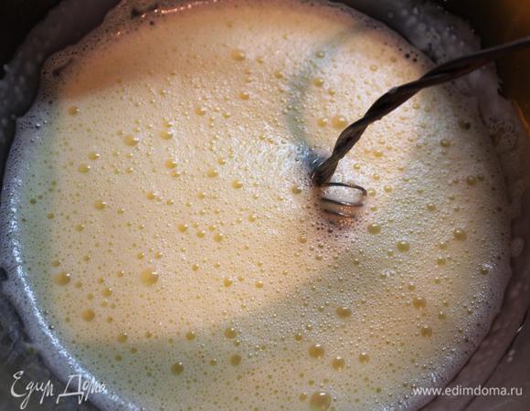 Поставим сливки на огонь, как только они соберутся кипеть, снимем их с огня и тонкой струйкой, постоянно помешивая, соединим с желтками.
Поставим смесь на огонь и, помешивая, доведем ее до загустения.