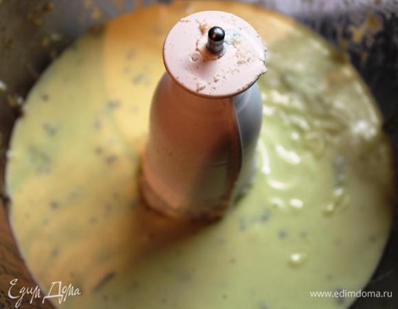 Затем введем остывшую (не выше 40 градусов) сырную смесь. Тщательно взобьем.
На этом этапе можно добавить орешки, готовившиеся отдельно, а также отрегулировать сладость, так как она будет отличаться в зависимости от сорта груш и меда.