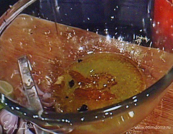 Желатин замочите в холодной воде на 10 мин. Снимите цедру с лимона, выдавите сок.