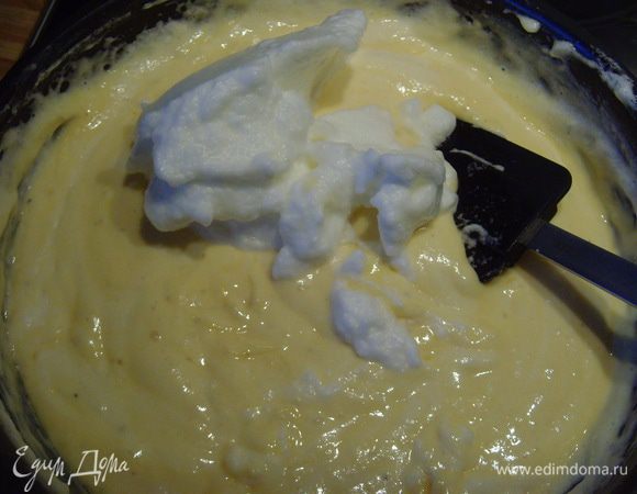 Вмешайте молоко с желатином в сырную массу, затем введите взбитые сливки и в конце поэтапно взбитые белки.