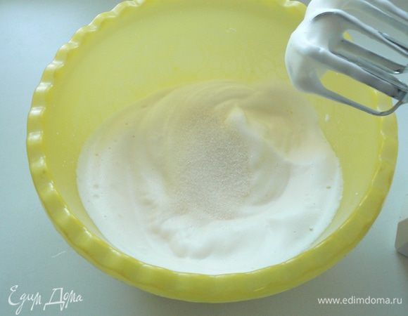 Готовим бисквит: форма 20 см.

Яйца взбить миксером в течение 5 минут, постепенно добавить сахар, взбивать пока масса не увеличиться.
  
