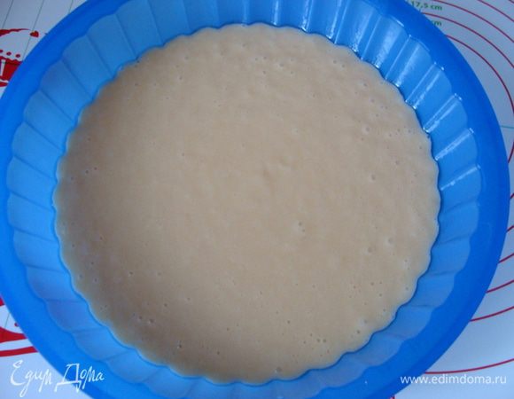 Форму смазать немного растительным маслом, залить тесто. Выпекать в микроволновой печи при 900W 5.5 минут Оставить еще на 3 минуты в микроволновке.