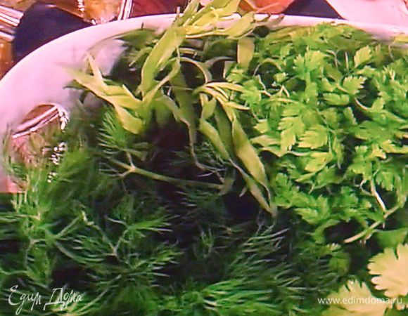 Тем временем займёмся обсыпкой. Зелень может быть любая, главное свежая. Её мелко нарубите, орехи тоже могут быть любые, их так же мелко порубите. смешайте с раздавленым зубчиком чеснока.